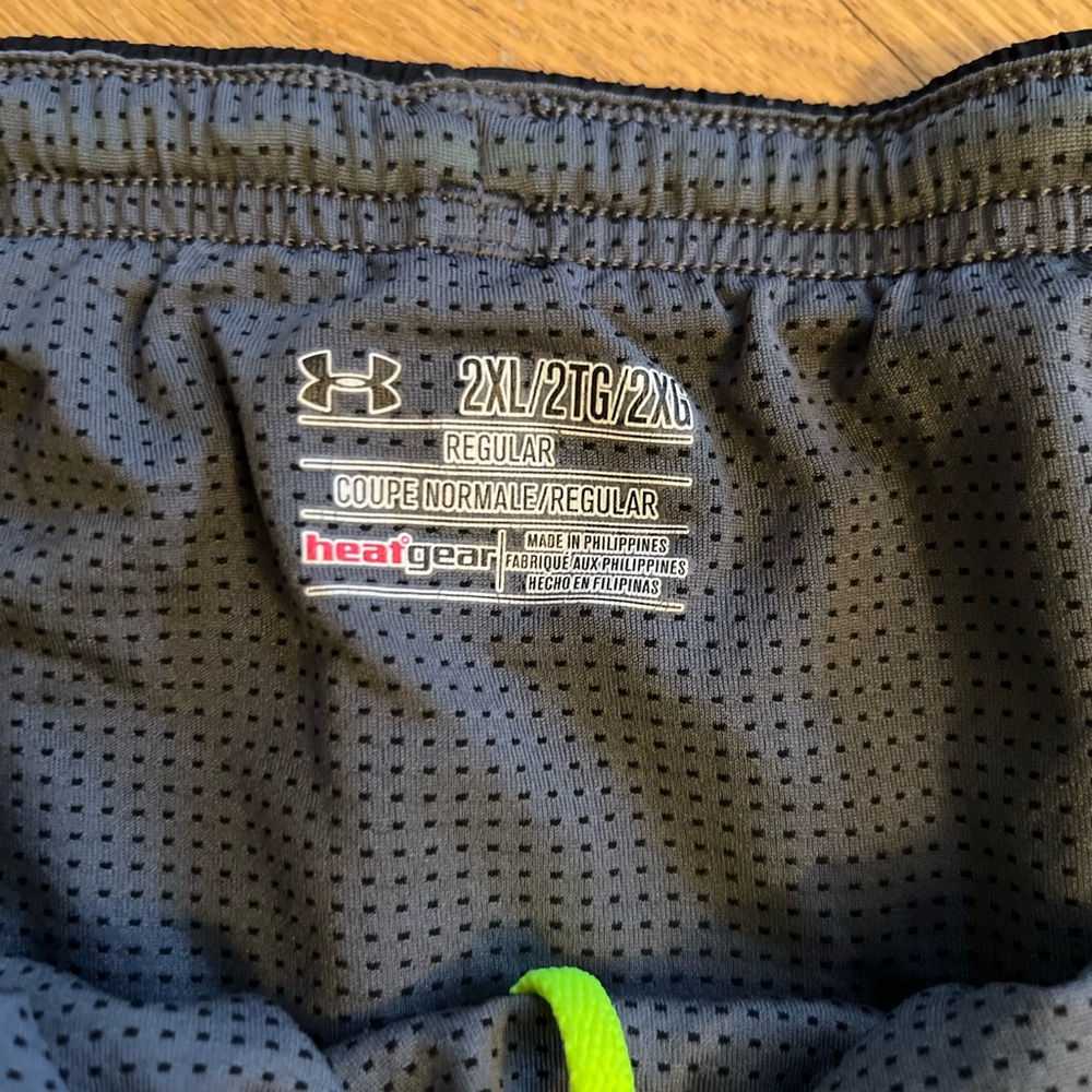 Men's Size 2XL Under Armour Black HeatGear Shorts Inner Mesh Workout/Running GUC - Picture 2 of 8